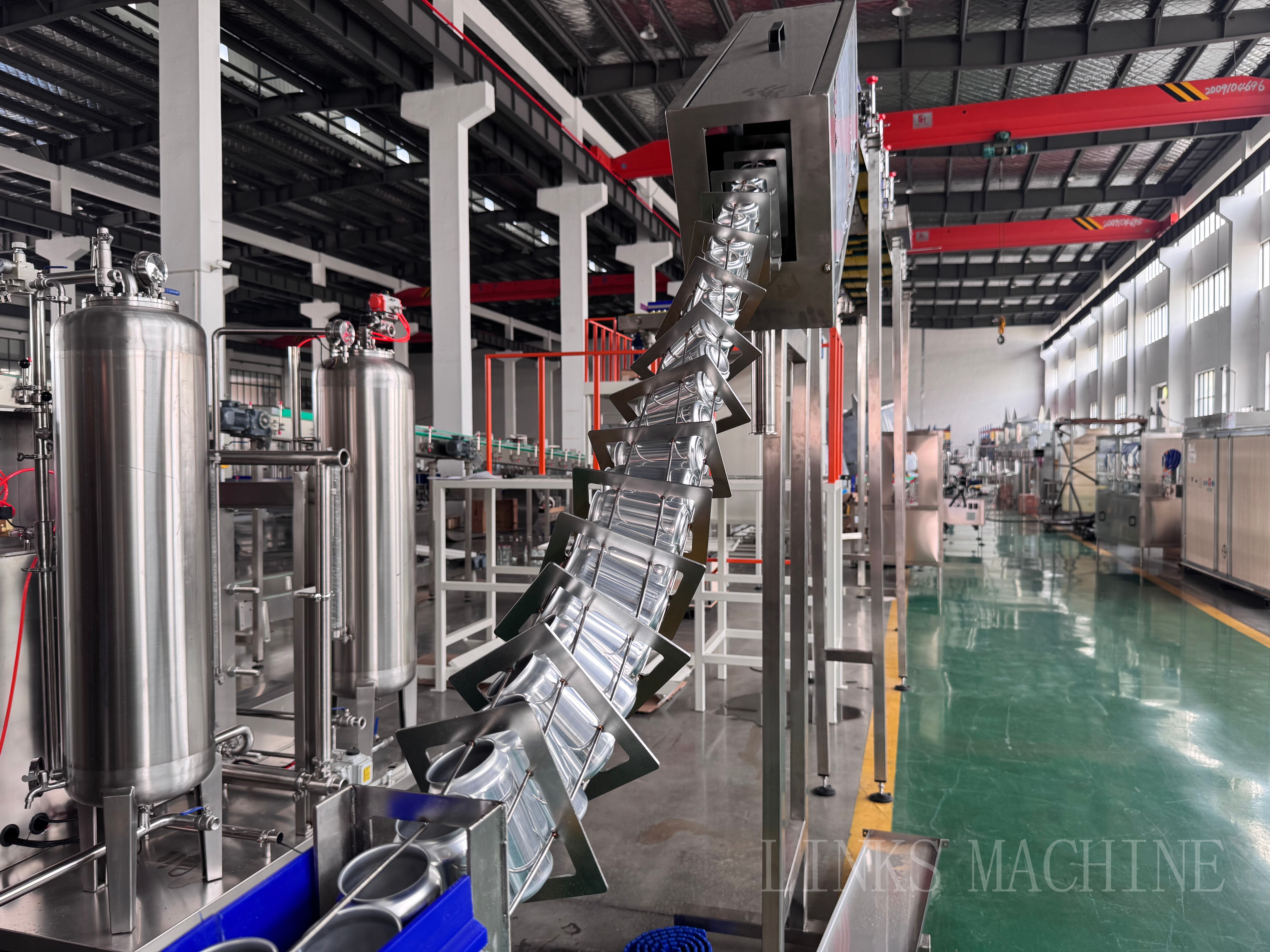 Can inversion chute at the empty can washing machine